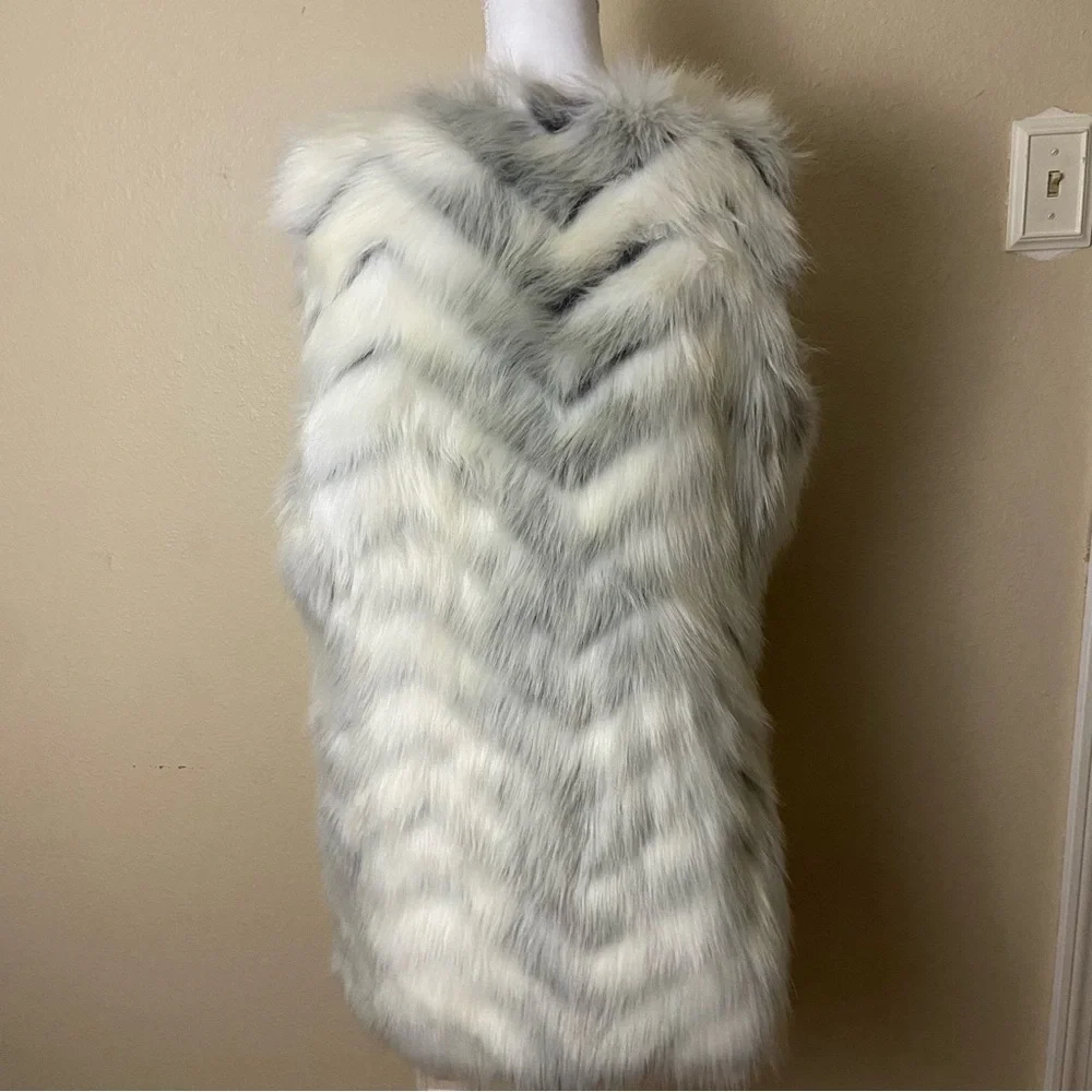 Donna Salyers Fabulous Furs-  Faux Fur Open Front Vest - Large - Picture 4 of 7